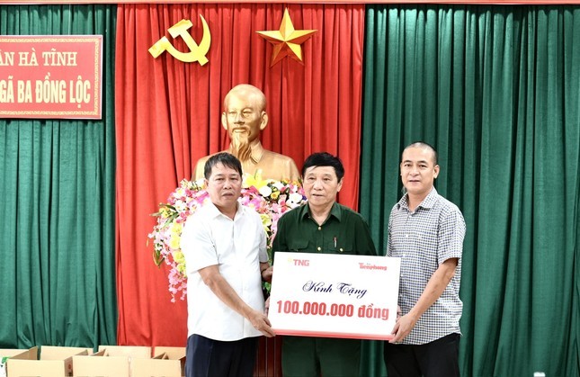 Ông Bùi Thanh Hà, Phó CT Hội đồng quản trị TNG Holdings Vietnam và đại diện báo Tiền Phong đã trao tặng quà cho đại diện Hội cựu TNXP Hà Tĩnh