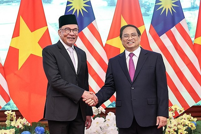 Thủ tướng Phạm Minh Chính bắt tay Thủ tướng Malaysia Anwar Ibrahim ngày 20/7. Ảnh: Giang Huy