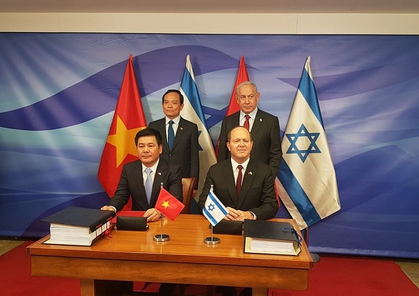 Phó thủ tướng Trần Lưu Quang và Thủ tướng Israel Benjamin Netanyahu chứng kiến lễ ký kết Hiệp định thương mại tự do Việt Nam - Israel (VIFTA).