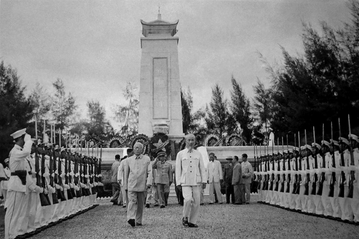 Ngày 2/9/1955, Bác Hồ cùng các đồng chí lãnh đạo Đảng, Nhà nước tới đặt vòng hoa viếng các liệt sĩ tại Nghĩa trang Mai Dịch, Hà Nội. (Ảnh tư liệu)