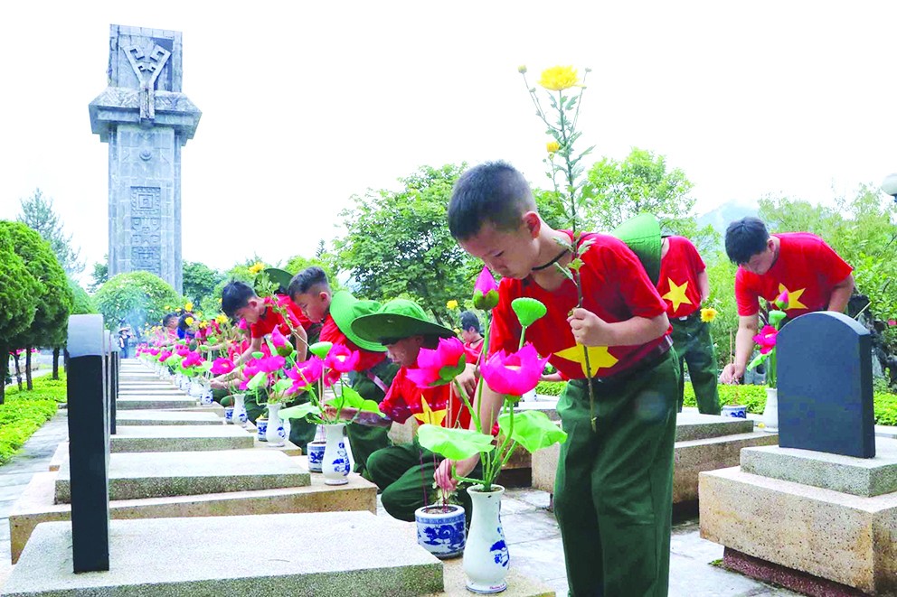 Các em học sinh Lai Châu thắp hương tưởng nhớ các Anh hùng liệt sĩ.