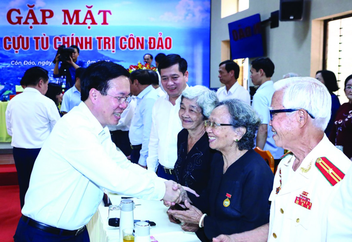 Chủ tịch nước Võ Văn Thưởng với các cựu tù chính trị Côn Đảo ngày 19/7/2023. (Ảnh: VPCTN)