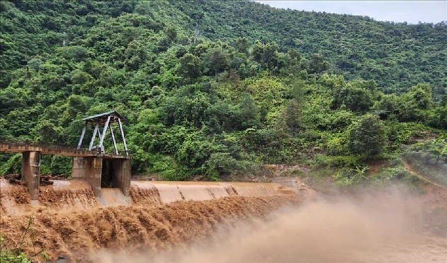 Dòng nước hung dữ quét qua đập tràn thuộc xã Hồ Bốn, huyện Mù Cang Chải.(Ảnh: Báo Tin tức - TTXVN)