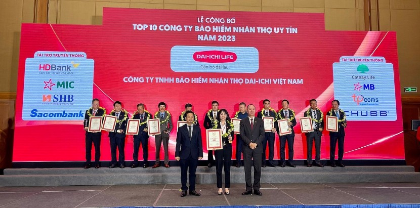 Đại diện Ban Giám đốc Dai-ichi Life Việt Nam nhận giải “Top 10 Công ty Bảo hiểm nhân thọ uy tín 2023” tại Lễ Công bố “Top 10 Công ty uy tín ngành Ngân hàng – Bảo hiểm – Công nghệ năm 2023”