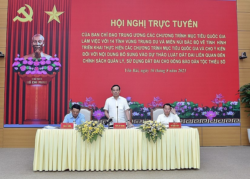 Phó Thủ tướng Chính phủ Trần Lưu Quang chủ trì Hội nghị trực tiếp kết hợp trực tuyến với 14 tỉnh vùng trung du và miền núi Bắc Bộ về tình hình triển khai thực hiện các chương trình mục tiêu quốc gia. Ảnh: VGP