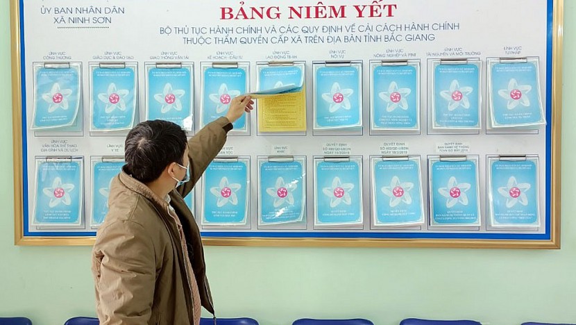 Thủ tục hành chính được niêm yết công khai tại bộ phận một cửa xã Ninh Sơn (Việt Yên, Bắc Giang).