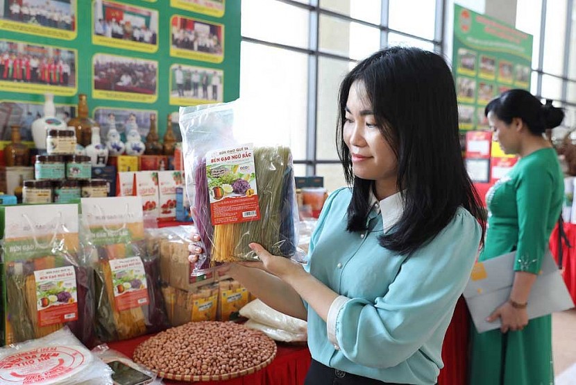 Bún gạo ngũ sắc - nông sản chế biến mới của HND huyện Việt Yên.