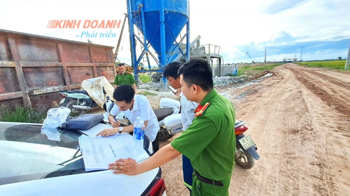 Hà Tĩnh: Công an huyện Cẩm Xuyên phát hiện và lập biên bản một doanh nghiệp xả thải bê tông chưa xử lý ra môi trường.