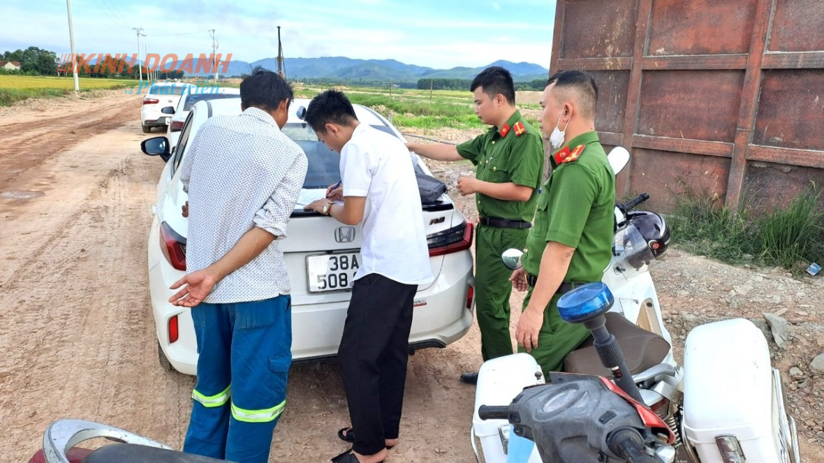 Hà Tĩnh: Công an huyện Cẩm Xuyên phát hiện và lập biên bản một doanh nghiệp xả thải bê tông chưa xử lý ra môi trường.
