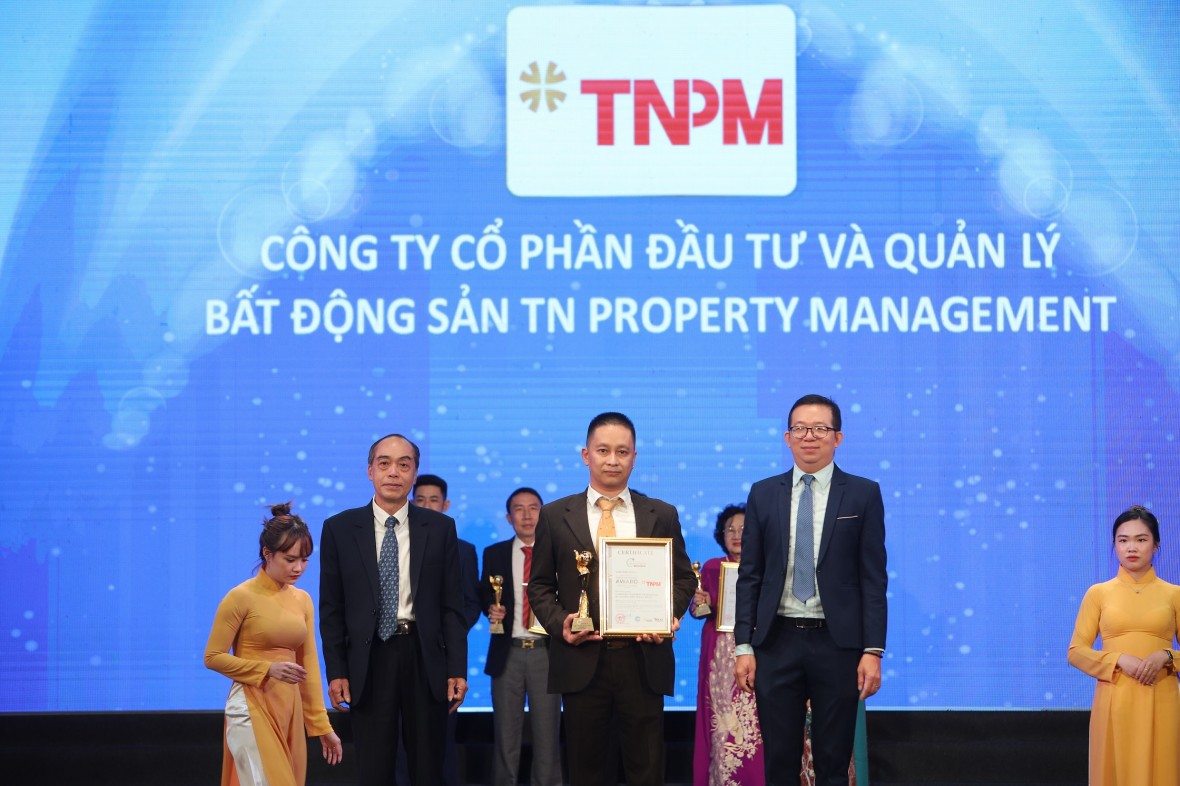 Đại diện Công ty TNPM nhận giải thưởng từ ban tổ chức.