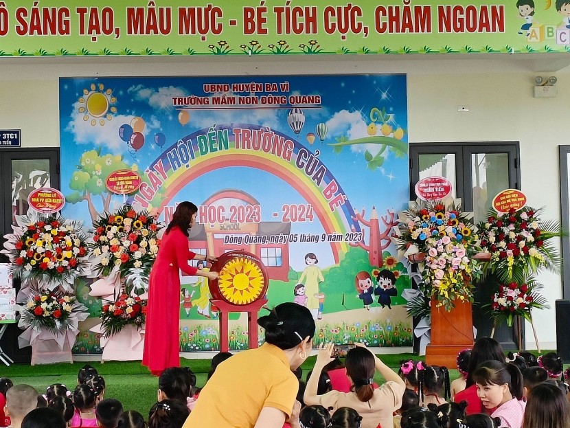 Cô Đặng Thị Ngần - Hiệu trưởng nhà trường đánh trống khai giảng năm học mới.