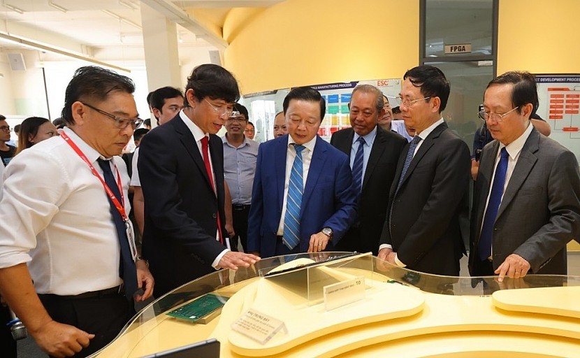Phó thủ tướng Trần Hồng Hà (thứ 3 từ trái sang) cùng lãnh đạo các bộ ngành tham quan Trung tâm điện tử vi mạch bán dẫn, chiều 6/9. Ảnh: BTC.