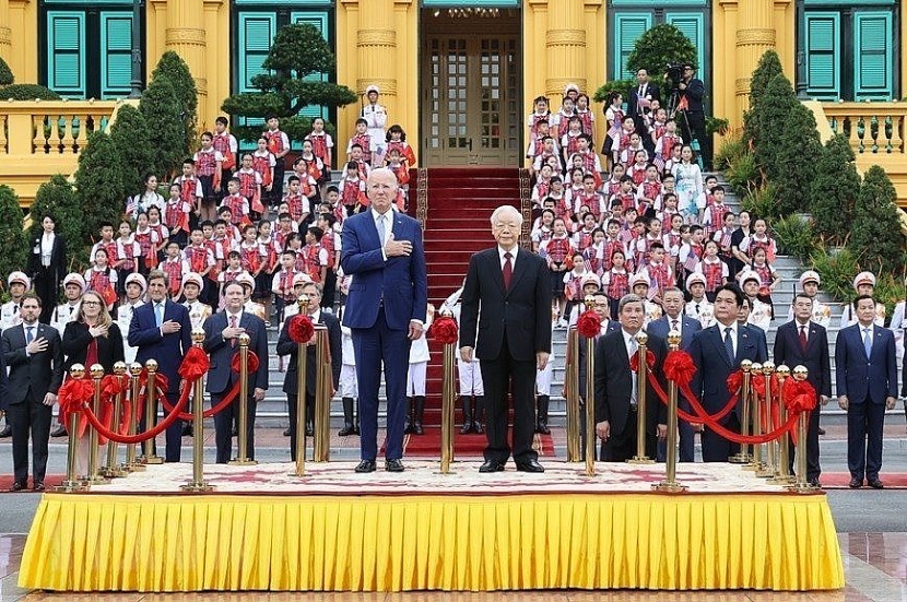 Tổng Bí thư Nguyễn Phú Trọng và Tổng thống Mỹ Joe Biden trên bục danh dự, thực hiện nghi thức chào cờ. Ảnh: TTXVN
