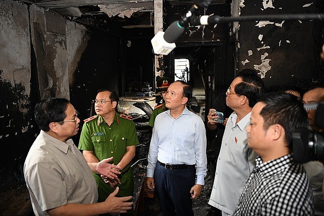 Tại hiện trường, Thủ tướng yêu cầu các cơ quan chức năng thực hiện nghiêm Công điện đã ban hành - Ảnh: VGP/Nhật Bắc