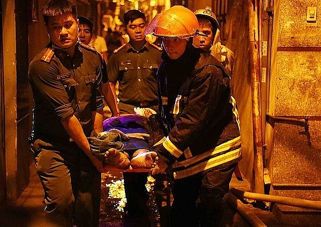 Lực lượng chức năng cứu hộ, cứu nạn đối với các nạn nhân.