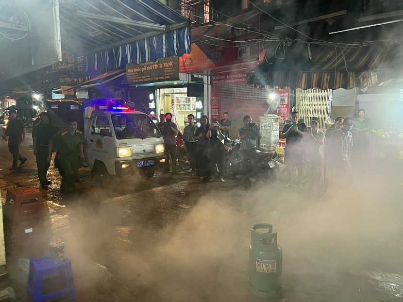 Công an phường Văn Miếu nhanh chóng có mặt tổ chức chữa cháy và cứu nạn, cứu hộ