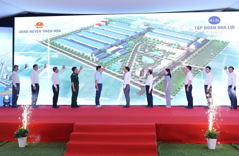 Đại diện Lãnh đạo tỉnh Thanh Hóa, nhà đầu tư và các đại biểu thực hiện nghi thức khởi công xây dựng Nhà máy sản xuất, gia công giày dép xuất khẩu Alivia tại xã Thiệu Phú, huyện Thiệu Hóa