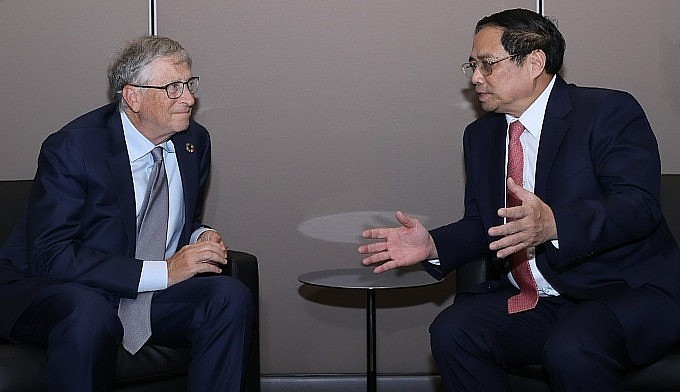 Thủ tướng Phạm Minh Chính trao đổi với Chủ tịch tập đoàn Microsoft Bill Gates. Ảnh: Nhật Bắc
