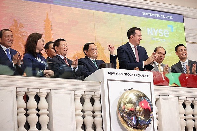 Thủ tướng Chính phủ Phạm Minh Chính rung chuông khai mạc phiên giao dịch tại Sàn giao dịch chứng khoán New York (NYSE) - Ảnh: VGP/Nhật Bắc