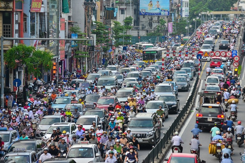 Trên nhiều tuyến phố, xe ôtô dàn hàng ngang nối đuôi nhau không còn là hình ảnh hiếm ở Thủ đô. (Ảnh: PV/Vietnam+)