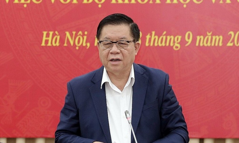 Trưởng ban Tuyên giáo Trung ương Nguyễn Trọng Nghĩa phát biểu ngày 28/9. Ảnh: Hoàng Phong