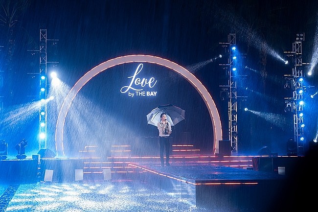 Nam ca sĩ cầm ô hát dưới cơn mưa ở Nha Trang