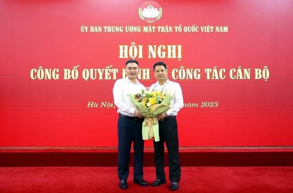 Nhà báo Trương Thành Trung, Bí thư Chi bộ, Phó Tổng Biên tập phụ trách Tạp chí Mặt trận tặng hoa chúc mừng nhà báo Trần Bảo Trung được điều động, bổ nhiệm giữ chức vụ mới. ảnh 1