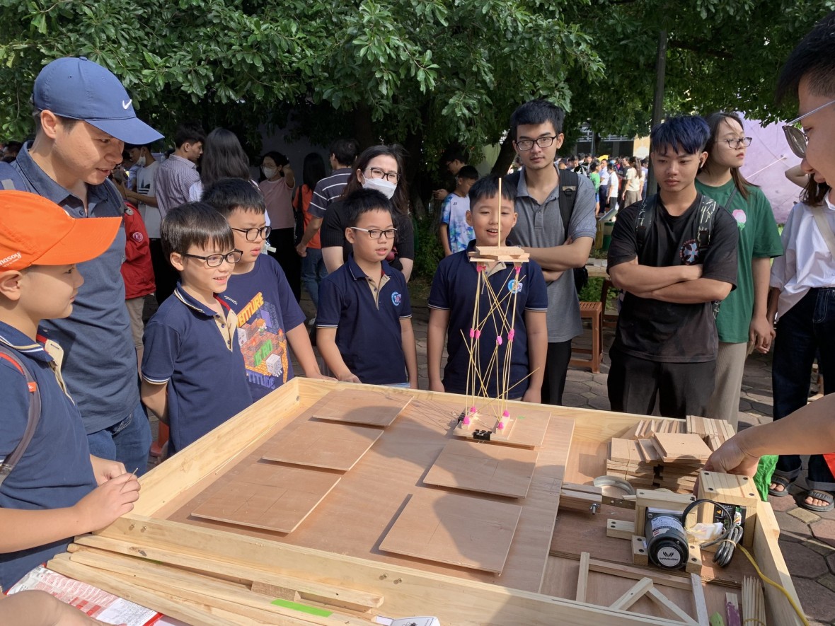 Các em học sinh hứng thú với các hoạt động trải nghiệm tại Ngày hội STEM quốc gia 2023 - Ảnh: VGP/Hoàng Giang