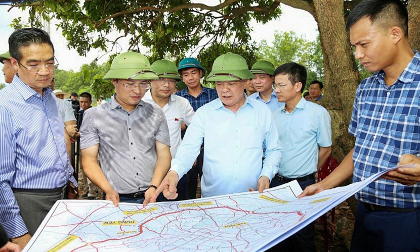 Bí thư Thành uỷ Hà Nội Đinh Tiến Dũng khảo sát Dự án đầu tư xây dựng đường Vành đai 4-Vùng Thủ đô đoạn qua địa bàn huyện Hoài Đức (Hà Nội). Ảnh: Duy Linh