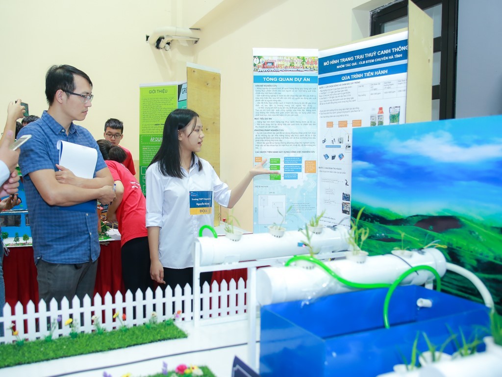 đông đảo học sinh, phụ huynh và các chuyên gia về công nghệ đã đổ về Trường THCS Vinschool tham dự ngày hội STEME.