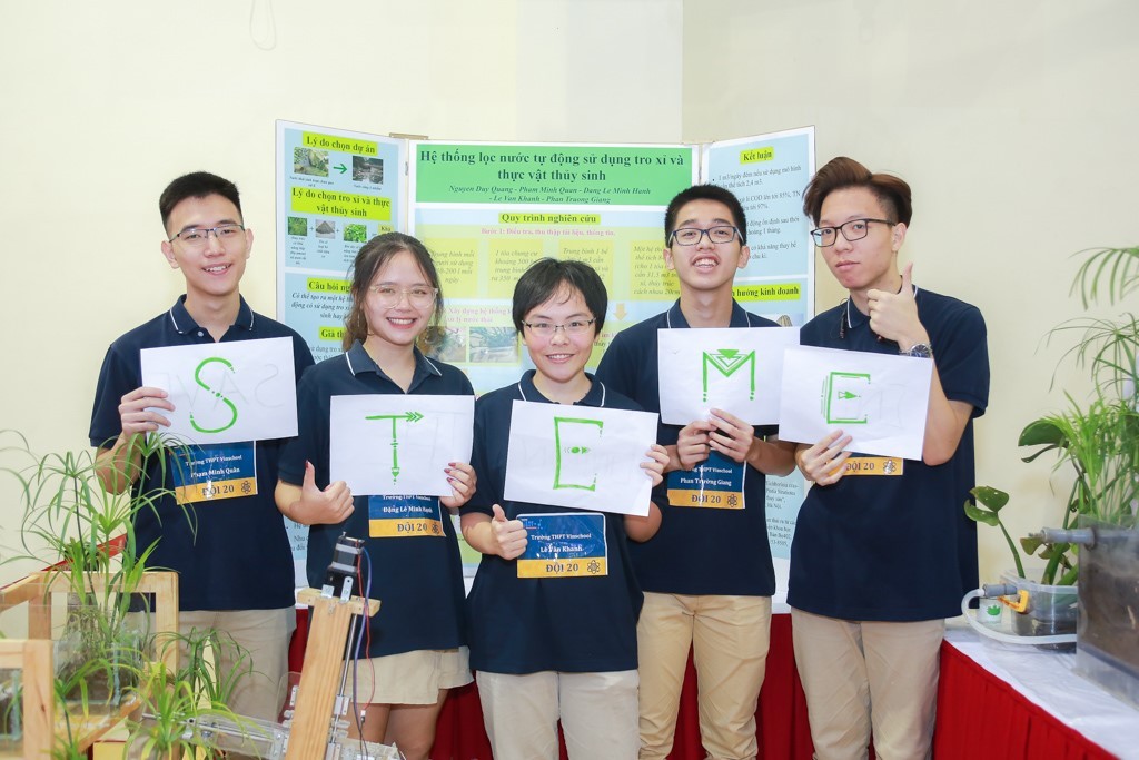 đông đảo học sinh, phụ huynh và các chuyên gia về công nghệ đã đổ về Trường THCS Vinschool tham dự ngày hội STEME.