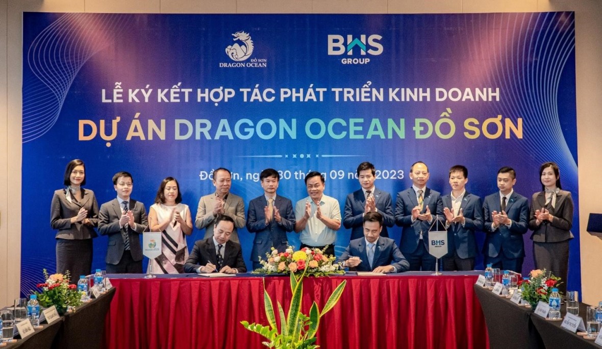 Đại diện Công ty Cổ phần Đầu tư và Du lịch Vạn Hương cùng đại diện BHS Group ký kết hợp tác 