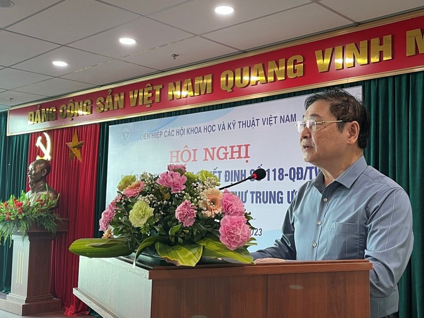 Chủ tịch Liên hiệp Hội Việt Nam Phan Xuân Dũng phát biểu tại hội nghị.