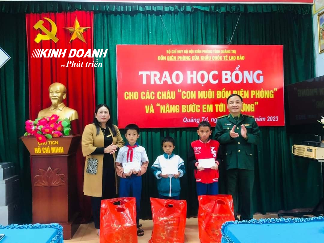 Chương trình trao học bổng cho các cháu theo chương trình “Nâng bước em tới trường” và ”Con nuôi đồn Biên phòng”.