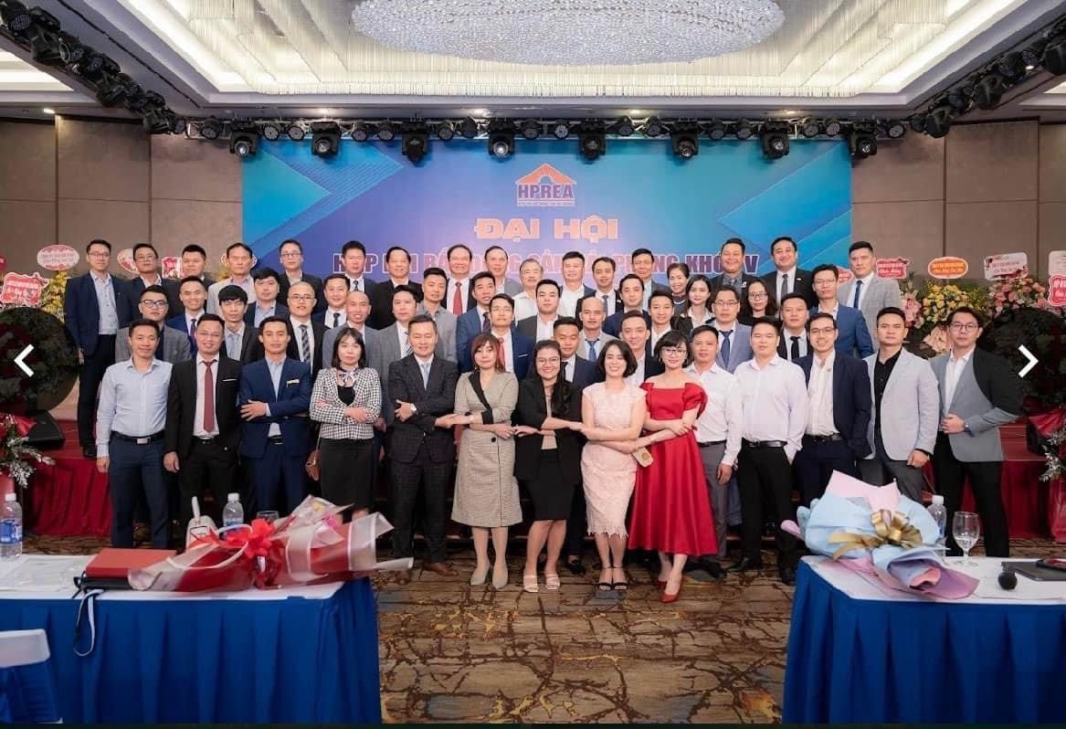 Chị Hạnh (váy đỏ hàng đầu) cùng các Hội viên Hiệp hội bất động sản Hải Phòng