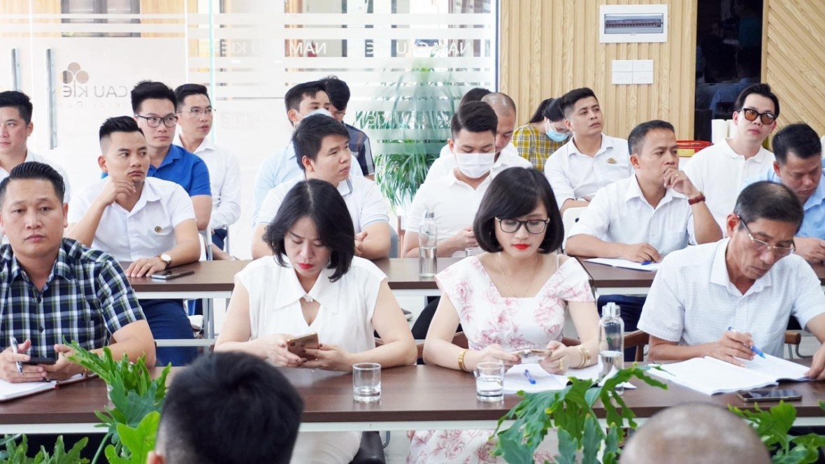 Chị Hạnh (ngồi giữa) trong lớp đào tạo của Hiệp hội