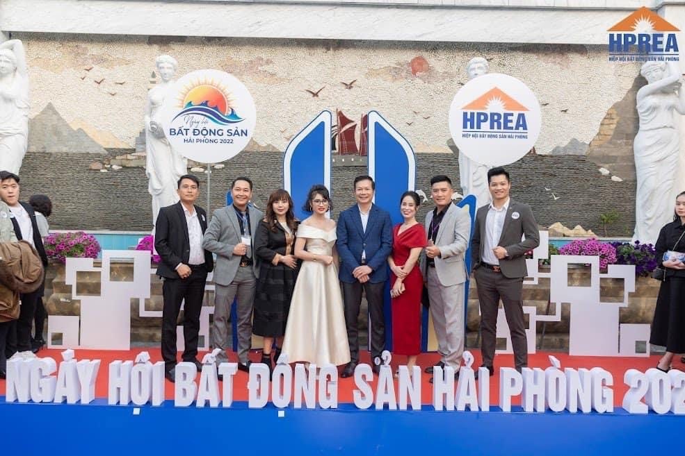 Chị Hạnh (váy đỏ hàng đầu) cùng các Hội viên Hiệp hội bất động sản Hải Phòng