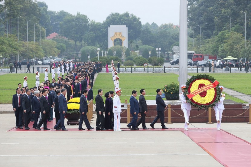 Lãnh đạo Đảng, Nhà nước cùng các đại biểu Quốc hội vào Lăng viếng Chủ tịch Hồ Chí Minh