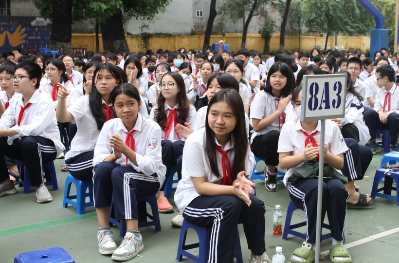 Học sinh chăm chú lắng nghe chuyên đề bổ ích này và có thêm nhiều kiến thức về phòng chống ma tuý.