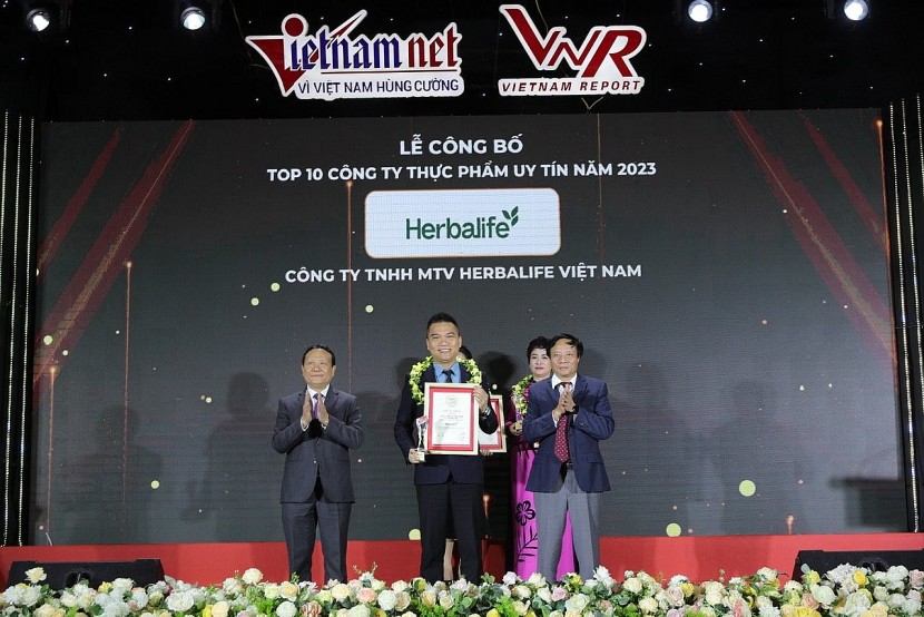 Đại diện Herbalife Việt Nam dinh dự nhận giải thưởng Top 10 Công ty thực phẩm uy tín 2023.