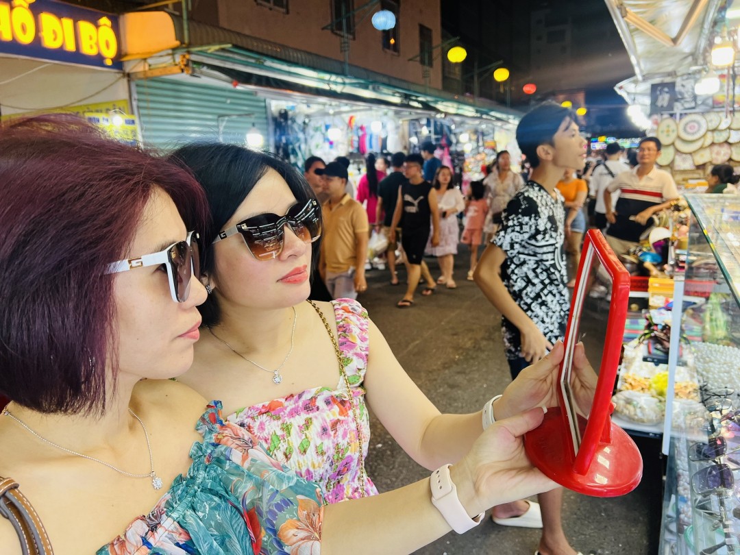 Khách du lịch mua sắm tại chợ đêm Nha Trang.