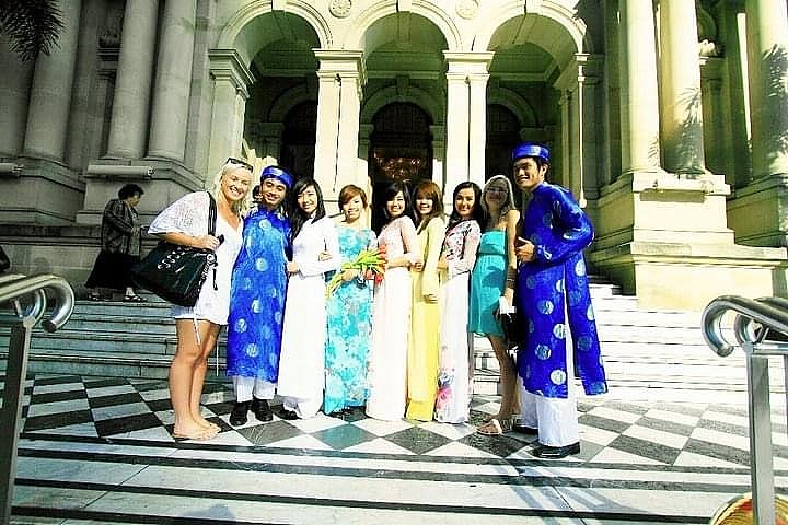Anh Trần Quốc Duy cùng các du học sinh Việt thực hiện bộ ảnh “Brisbane wears Ao Dai” để quảng bá hình ảnh áo dài Việt tại xứ sở chuột túi