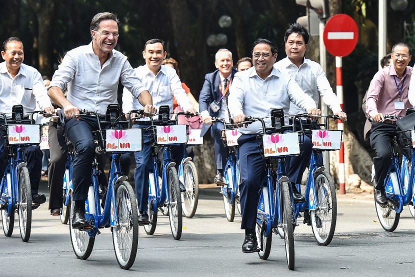 Hai Thủ tướng sử dụng loại xe đạp công cộng đang được sử dụng trong dự án Xe đạp đô thị của thành phố Hà Nội.