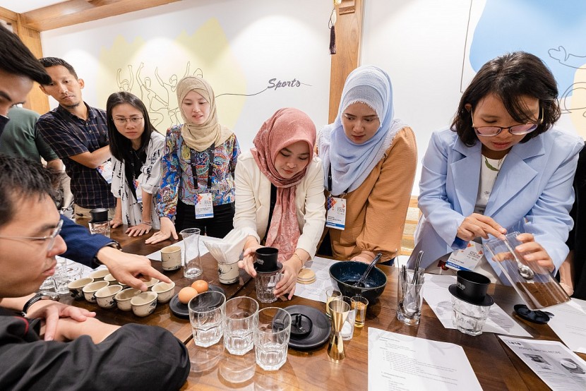 Các nhà lãnh đạo trẻ học pha chế cà phê trứng tại Know One Teach One (KOTO) tại Hà Nội (1)