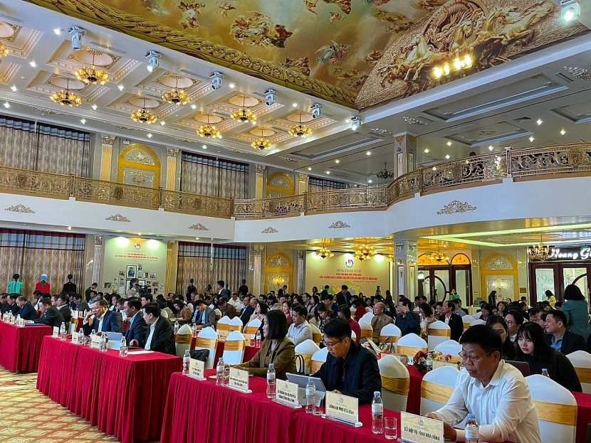 Hơn 300 đại biểu về dự hội nghị.
