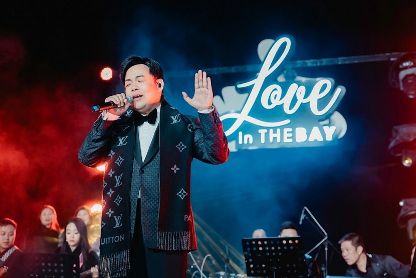 Ca sĩ Quang Lê trên sân khấu Love in the Bay.