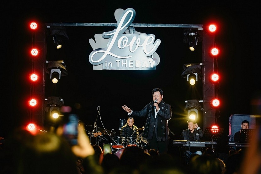 Ca sĩ Quang Lê trên sân khấu Love in the Bay.