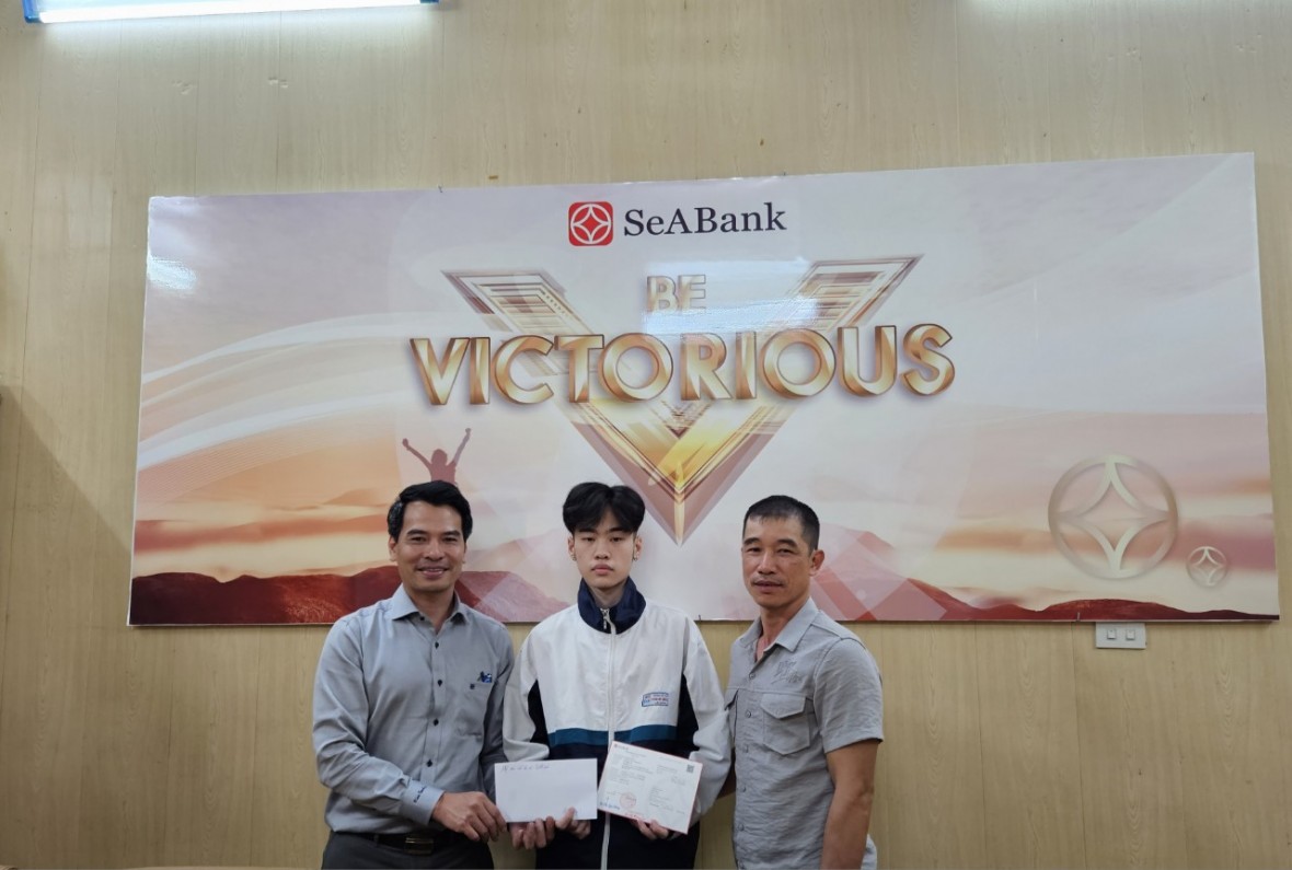 Ảnh 1: Em Nguyễn Trân Ngọc Vũ cùng bố vui mừng đón nhận Học bổng Khởi nghiệp (HBKN) do Quỹ Ươm mầm Ước mơ của Ngân hàng SeABank trao tặng