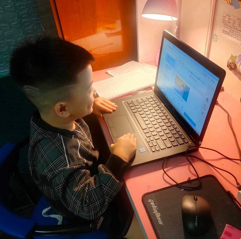 Khảo sát của Quỹ Nhi đồng Liên hợp quốc (UNICEF) năm 2022 cũng cho thấy, 82% trẻ em Việt Nam từ 12 - 13 tuổi sử dụng Internet hàng ngày, con số này ở lứa tuổi 14 - 15 là 93%. Ảnh: Hoàng Nhung