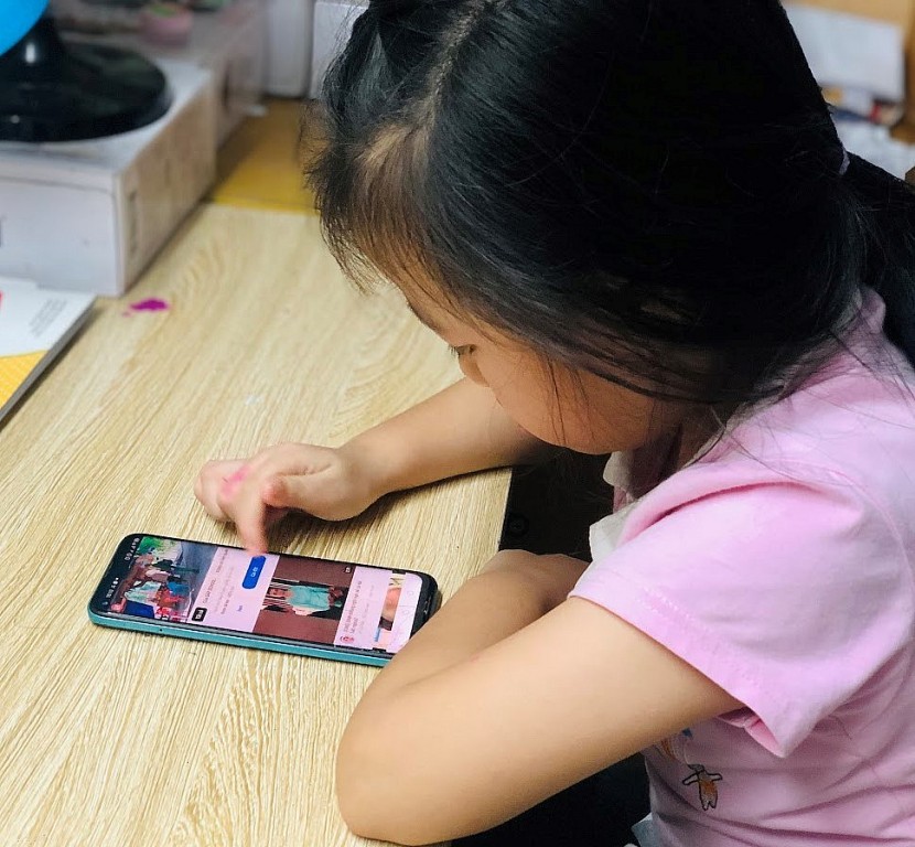  trong bối cảnh sử dụng điện thoại và máy tính ngày càng tăng, việc bảo vệ trẻ em Việt Nam trên mạng đang đặt ra nhiều thách thức.